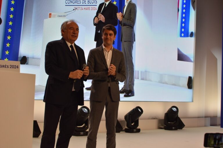 Blois : François Bayrou et Gabriel Attal main dans la main au congrès du MoDem